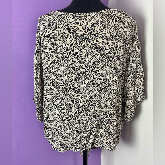 Beautiful patterned tie front blouse top - Picture 4 of 4